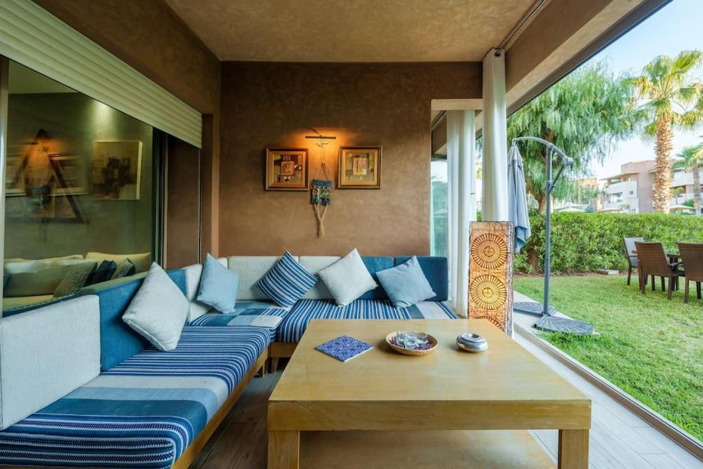 Apartment Poolside Apartment's-green View