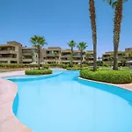 Poolside Apartment\'S-Green View